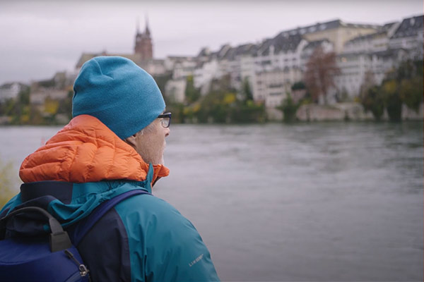 Ernst Bromeis steht am Ufer des Rheins in Basel