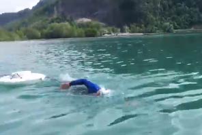 Ernst Bromeis schwimmt im Walensee mit Schwimmkörper